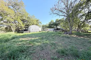 204 Hope St, Yoakum, TX 77995 - Photo 16