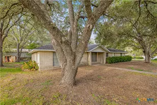 1210 E Gonzales St, Yoakum, TX 77995 - Photo 4