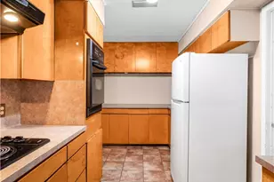 1210 E Gonzales St, Yoakum, TX 77995 - Photo 14