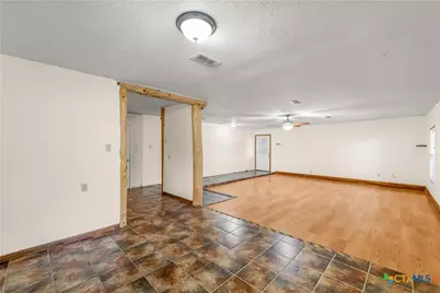 1210 E Gonzales Street, Yoakum, TX 77995 - Photo 8
