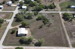 407 W Oakland Ave, Seadrift, TX 77983 - Photo 10