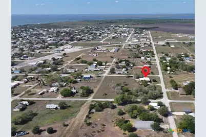 407 W Oakland Avenue, Seadrift, TX 77983 - Photo 6