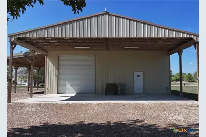 407 W Oakland Avenue, Seadrift, TX 77983 - Photo 2