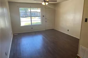 1006 Bartholomae St, Seguin, TX 78155 - Photo 2