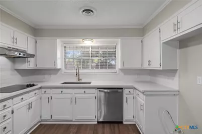 302 Yorkshire Lane, Victoria, TX 77904 - Photo 8
