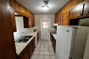 1004 Hillyer St, San Marcos, TX 78666 - Photo 4