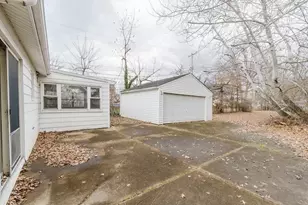 596 Terrace Plaza, Willowick, OH 44095 - Photo 2