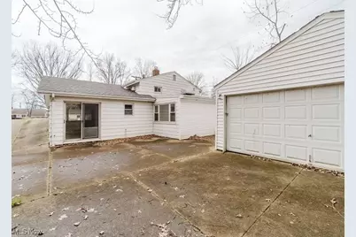 596 Terrace Plaza, Willowick, OH 44095 - Photo 4