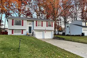 1239 Woodledge Dr, Mineral Ridge, OH 44440 - Photo 2