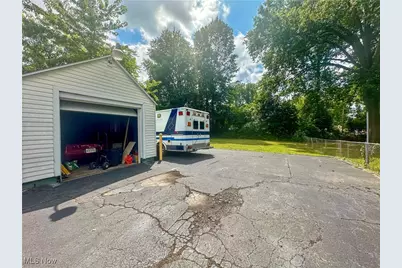 1542 Woodland Street NE, Warren, OH 44483 - Photo 6