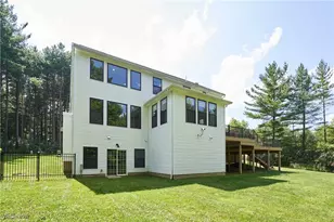 7754 Bainbridge Rd, Chagrin Falls, OH 44023 - Photo 30