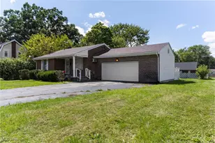 566 Sunshine Ave, Youngstown, OH 44505 - Photo 2