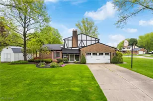 2410 Tanglewood Dr NE, Massillon, OH 44646 - Photo 2