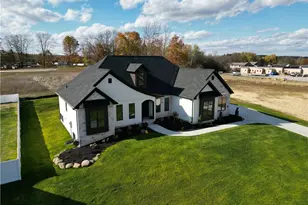 542 Lakewood Dr E, Canal Fulton, OH 44614 - Photo 2