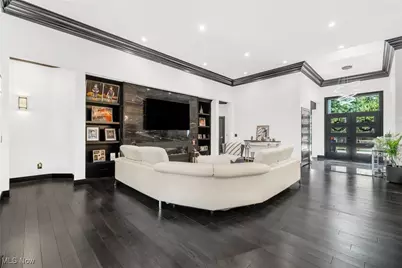 560 Elm Street, Sheffield Lake, OH 44054 - Photo 4