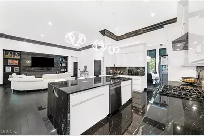 560 Elm Street, Sheffield Lake, OH 44054 - Photo 10