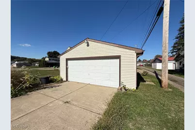 621 Newport Avenue, Uhrichsville, OH 44683 - Photo 10