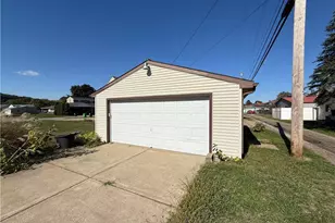 621 Newport Ave, Uhrichsville, OH 44683 - Photo 10