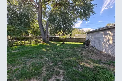 2215 Willowrow Avenue NE, Canton, OH 44705 - Photo 10