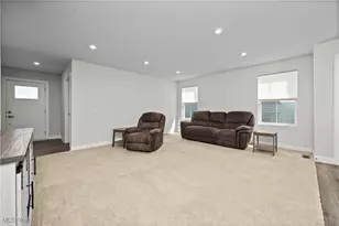 122 Eagle Cir, Amherst, OH 44001 - Photo 4