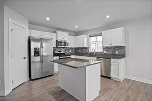 320 Pebble Creek Ct, Amherst, OH 44001 - Photo 10