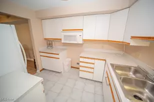 6215 Hidden Creek Dr, Lorain, OH 44053 - Photo 12