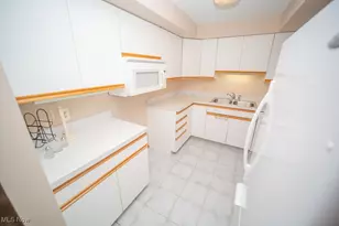 6215 Hidden Creek Dr, Lorain, OH 44053 - Photo 10