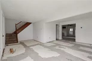 492 E Hopocan Ave, Barberton, OH 44203 - Photo 8