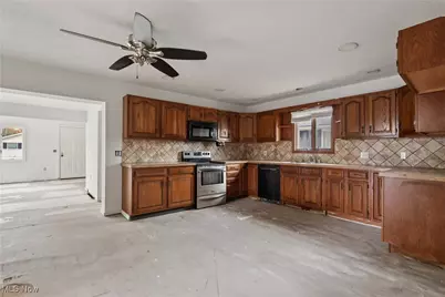 492 E Hopocan Avenue, Barberton, OH 44203 - Photo 12