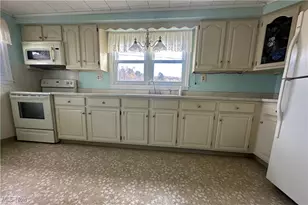 32 Locust Hill Rd, Chester, WV 26034 - Photo 2