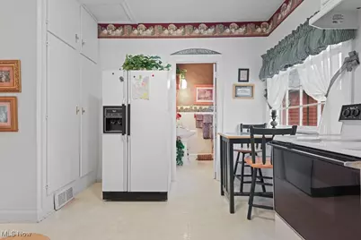 215 Lake Avenue NE, Hartville, OH 44632 - Photo 8