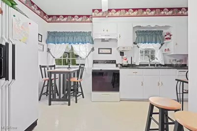 215 Lake Avenue NE, Hartville, OH 44632 - Photo 6