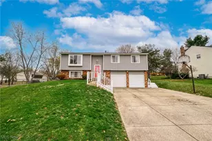 4407 Sunnyview Dr, Uniontown, OH 44685 - Photo 2