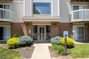 1452 Buckingham Gate Blvd, Cuyahoga Falls, OH 44221 - Photo 2