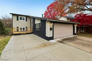 746 Cliffside Cir, Akron, OH 44313 - Photo 2