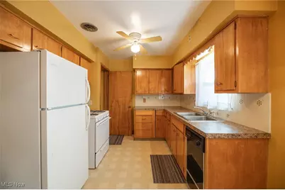 1074 N Main Street, Akron, OH 44310 - Photo 2