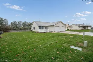 202 W Heatherwood Dr, Barberton, OH 44203 - Photo 1