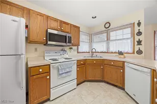 668 Sally Cir, Wadsworth, OH 44281 - Photo 8