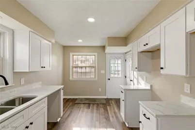 2577 Hawthorne Road, Cuyahoga Falls, OH 44221 - Photo 8