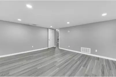 1417 Harrisburg Road NE, Canton, OH 44705 - Photo 6