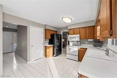 9201 Old Meadow Drive, Chagrin Falls, OH 44023 - Photo 2