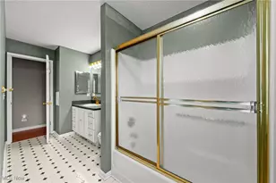 9201 Old Meadow Dr, Chagrin Falls, OH 44023 - Photo 16