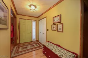 677 Sally Cir, Wadsworth, OH 44281 - Photo 2