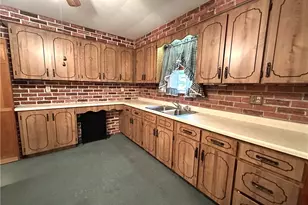 2023 Commerce St, Wellsburg, WV 26070 - Photo 8