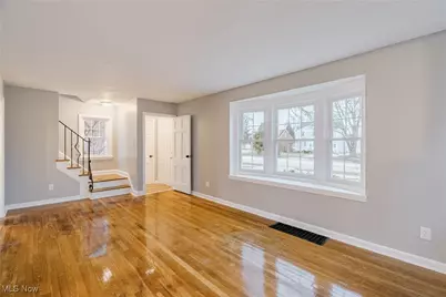 571 E 260th Street, Euclid, OH 44132 - Photo 4