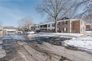 25 Berkshire Ct, Akron, OH 44313 - Photo 2