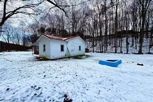 4542 Bloomfield Rd, Cambridge, OH 43725 - Photo 4