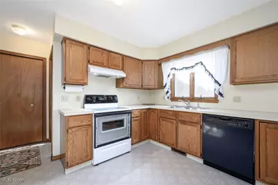 6274 Bayside Street NW, Canton, OH 44718 - Photo 10