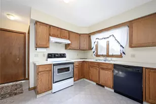 6274 Bayside St NW, Canton, OH 44718 - Photo 10