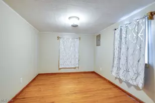 1212 Benton St, Barberton, OH 44203 - Photo 8